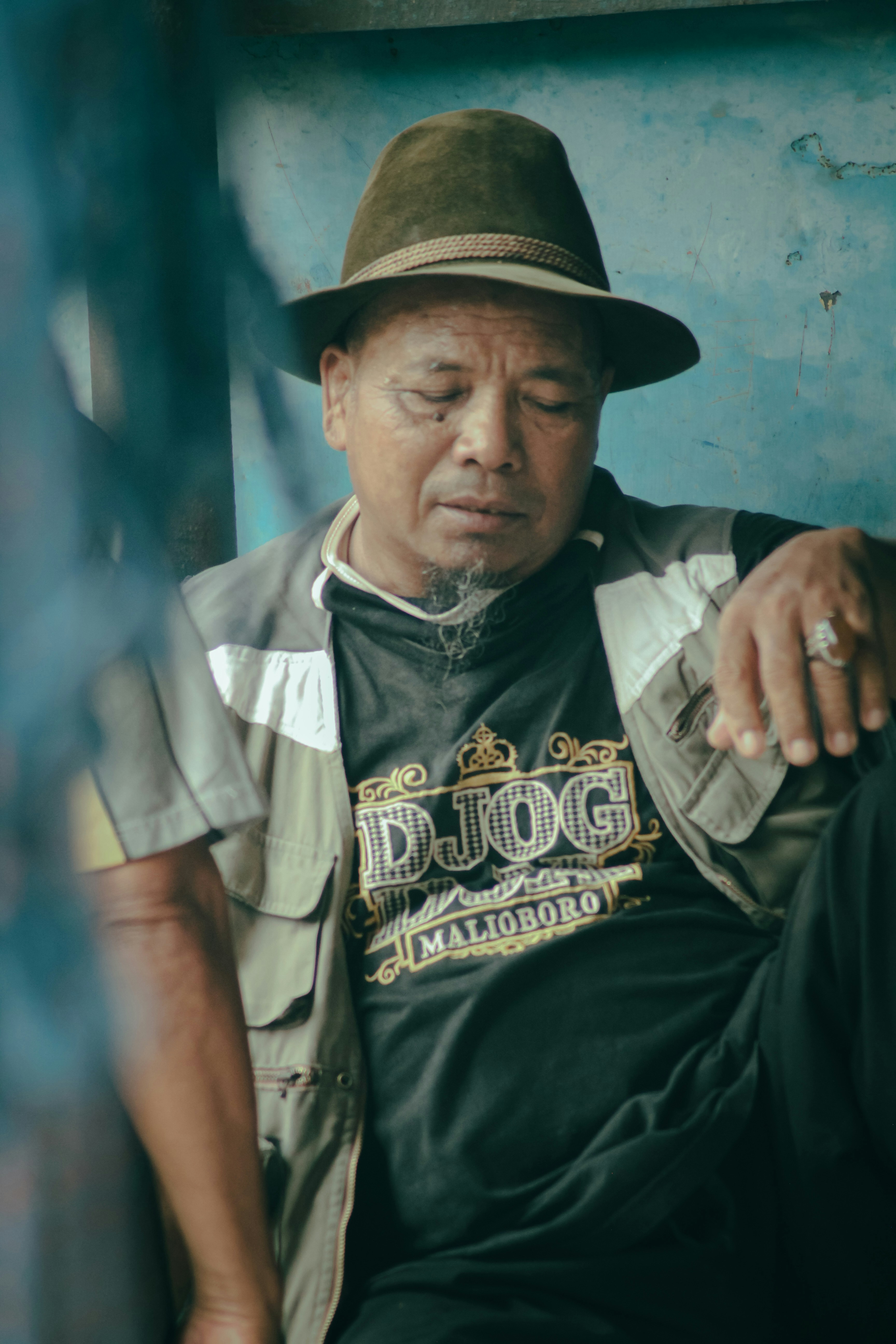 Pria berbaju putih dan hitam crew neck T-shirt mengenakan topi Fedora hitam