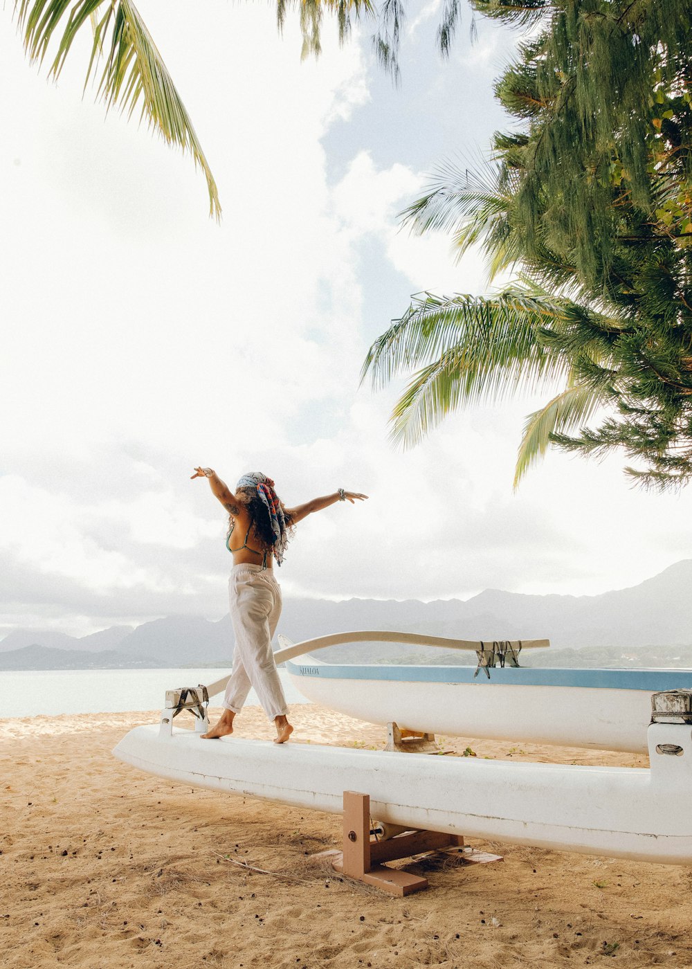 Foto Mujer con camisa blanca y pantalón blanco parada en la orilla de la  playa durante el día – Imagen Estados unidos gratis en Unsplash