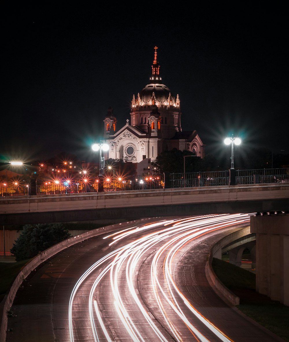 Photographie en accéléré de la ville pendant la nuit