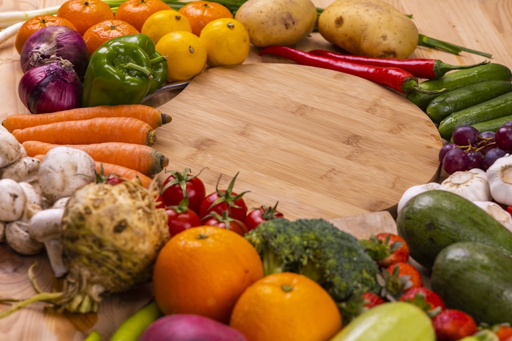 légumes orange et verts sur table en bois brun