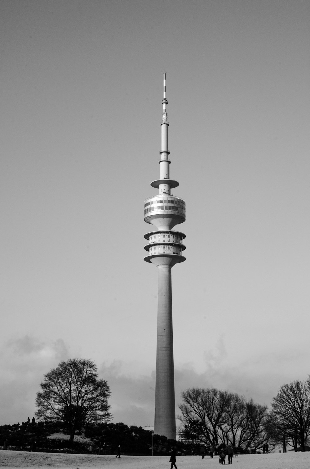 Foto en escala de grises de la torre bajo el cielo nublado