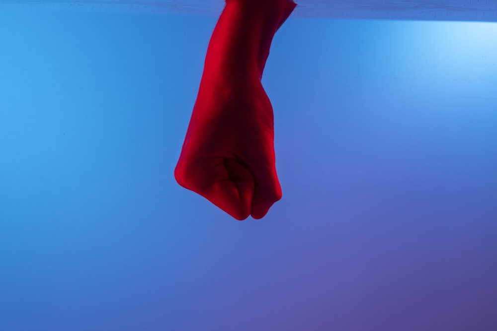 persona sosteniendo un calcetín de algodón rojo