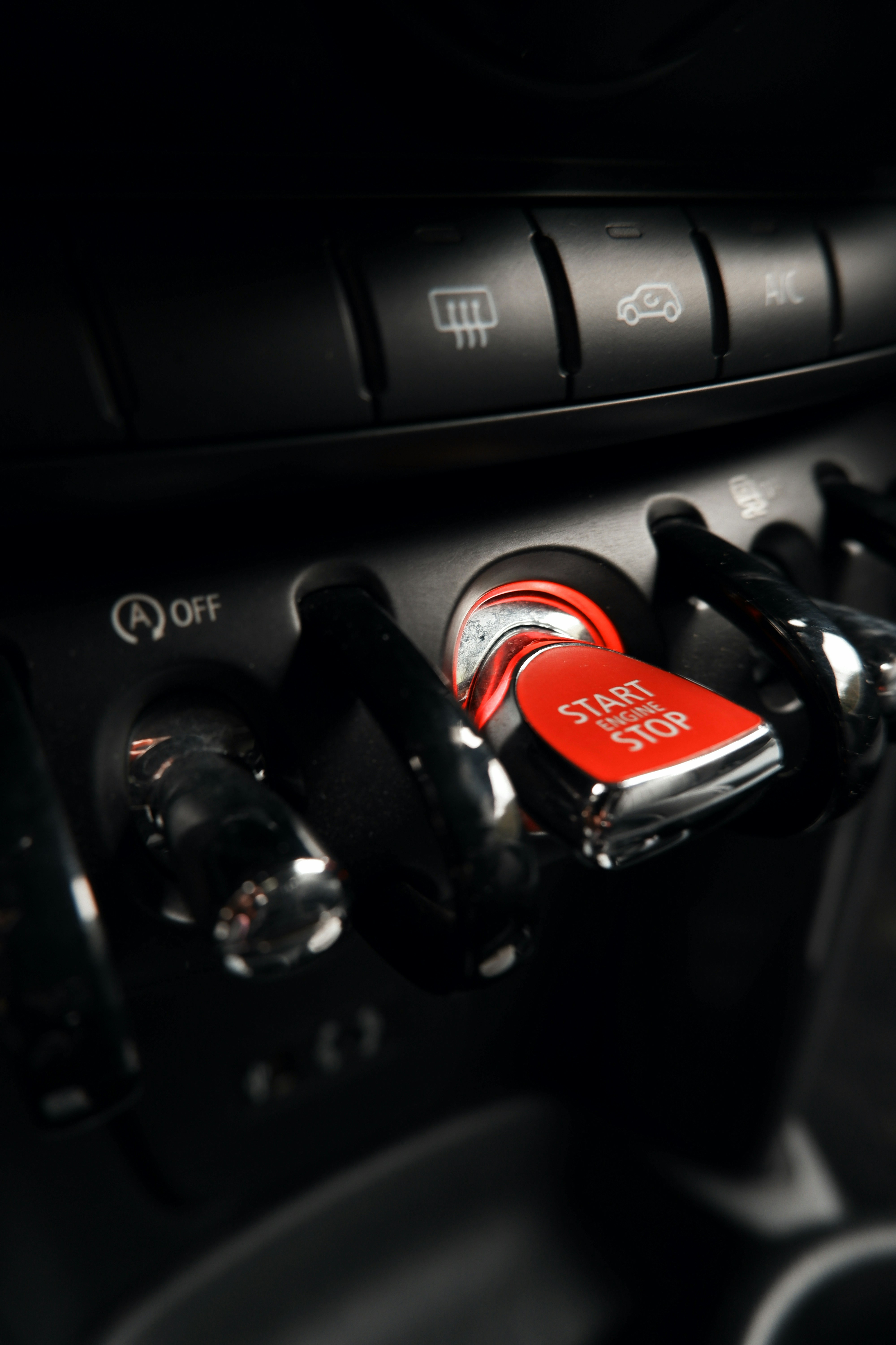 Estéreo de coche negro encendido en fotografía de primer plano