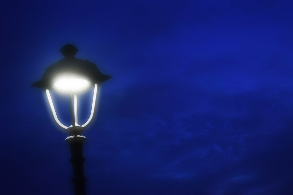 lampadaire noir sous ciel bleu