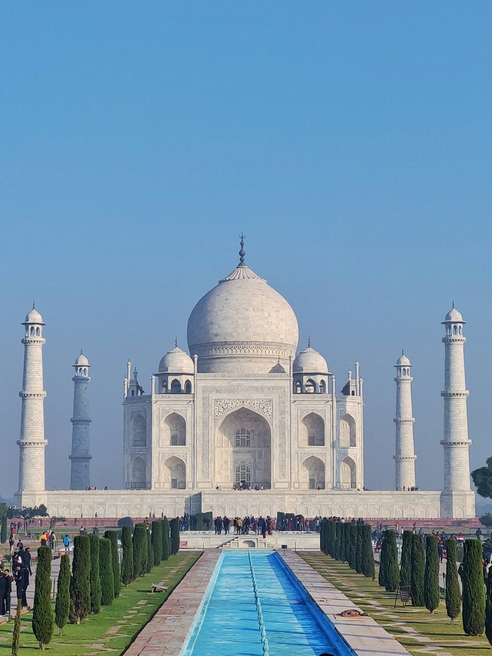 Bâtiment en béton blanc sous le ciel bleu pendant la journée