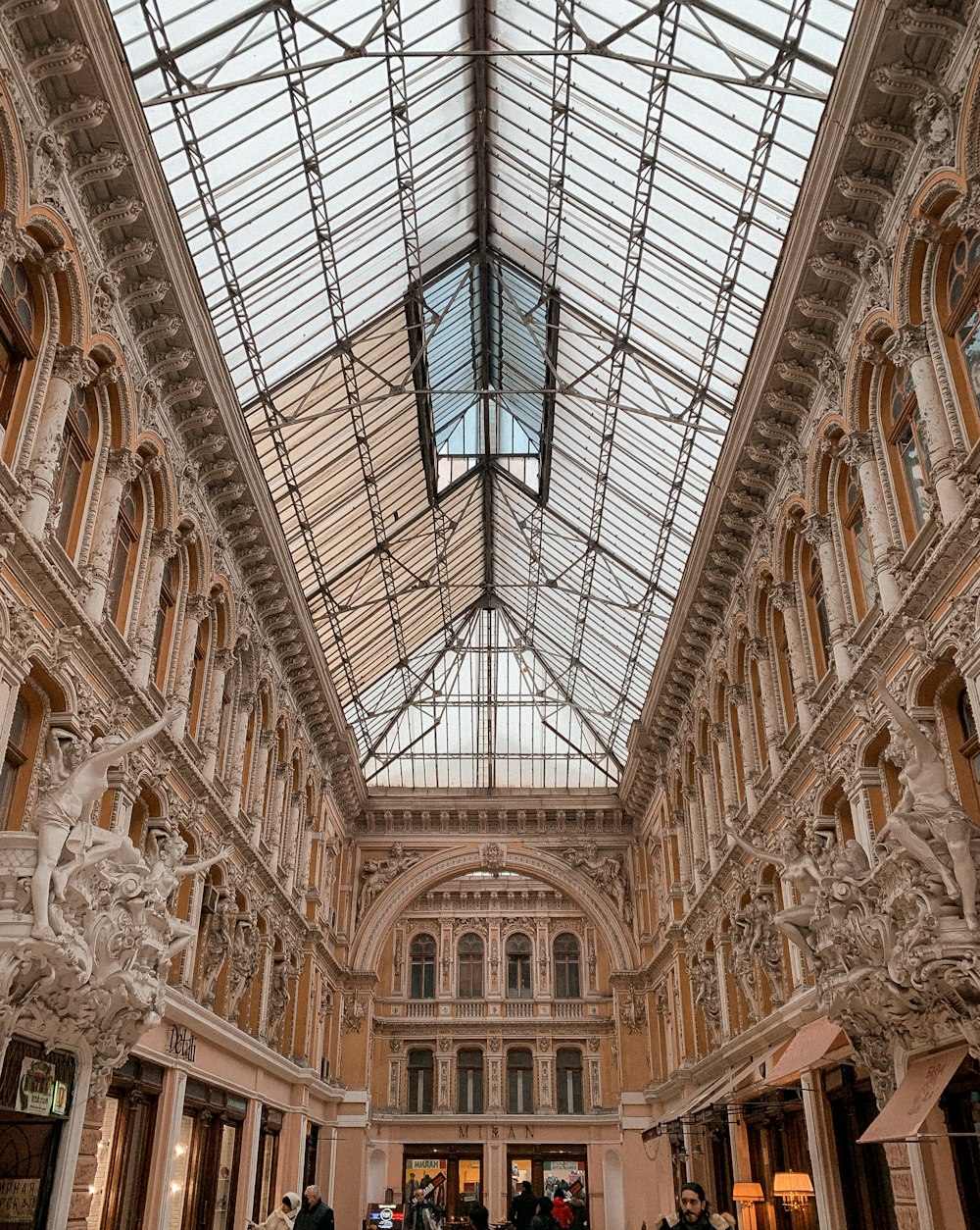 Edificio de hormigón blanco y marrón