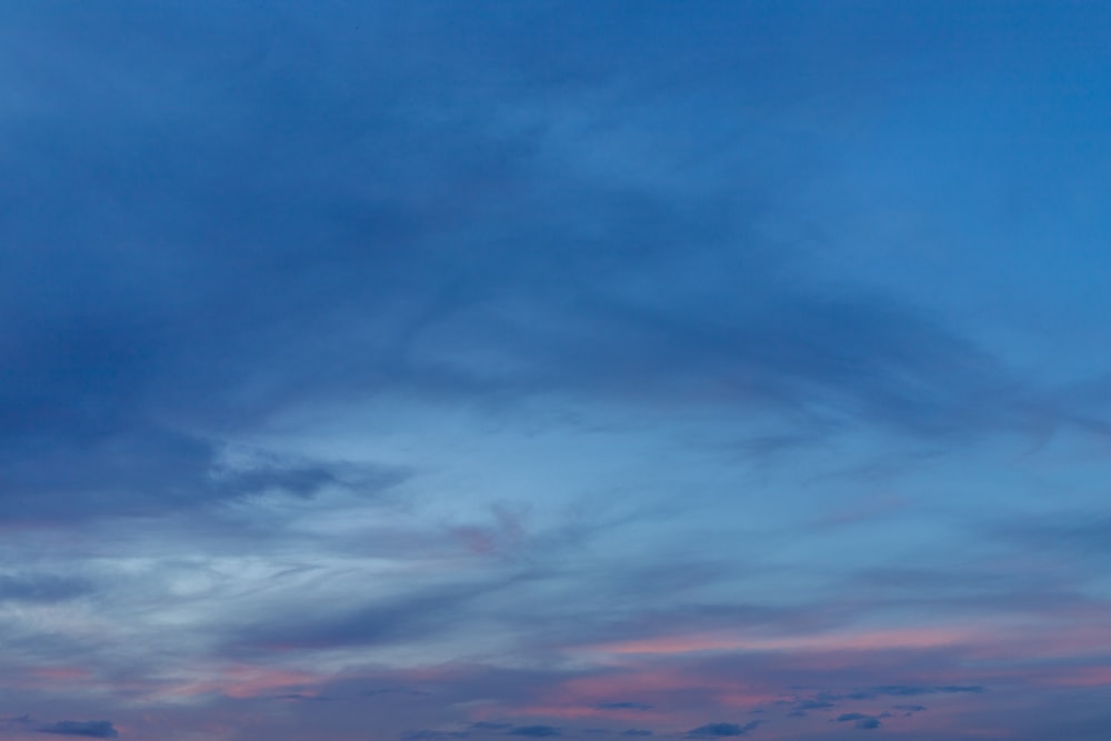 céu azul com nuvens brancas durante o dia