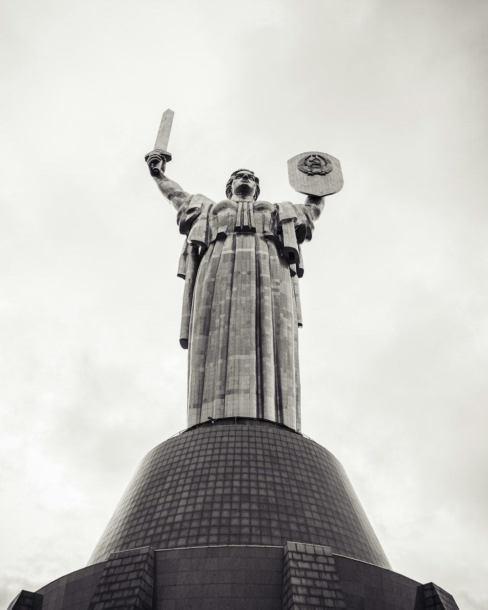 Foto en escala de grises de la estatua del hombre