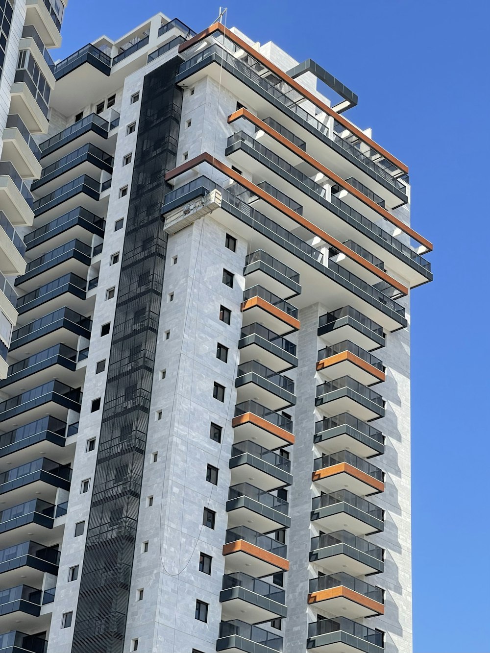 edificio in cemento bianco e marrone