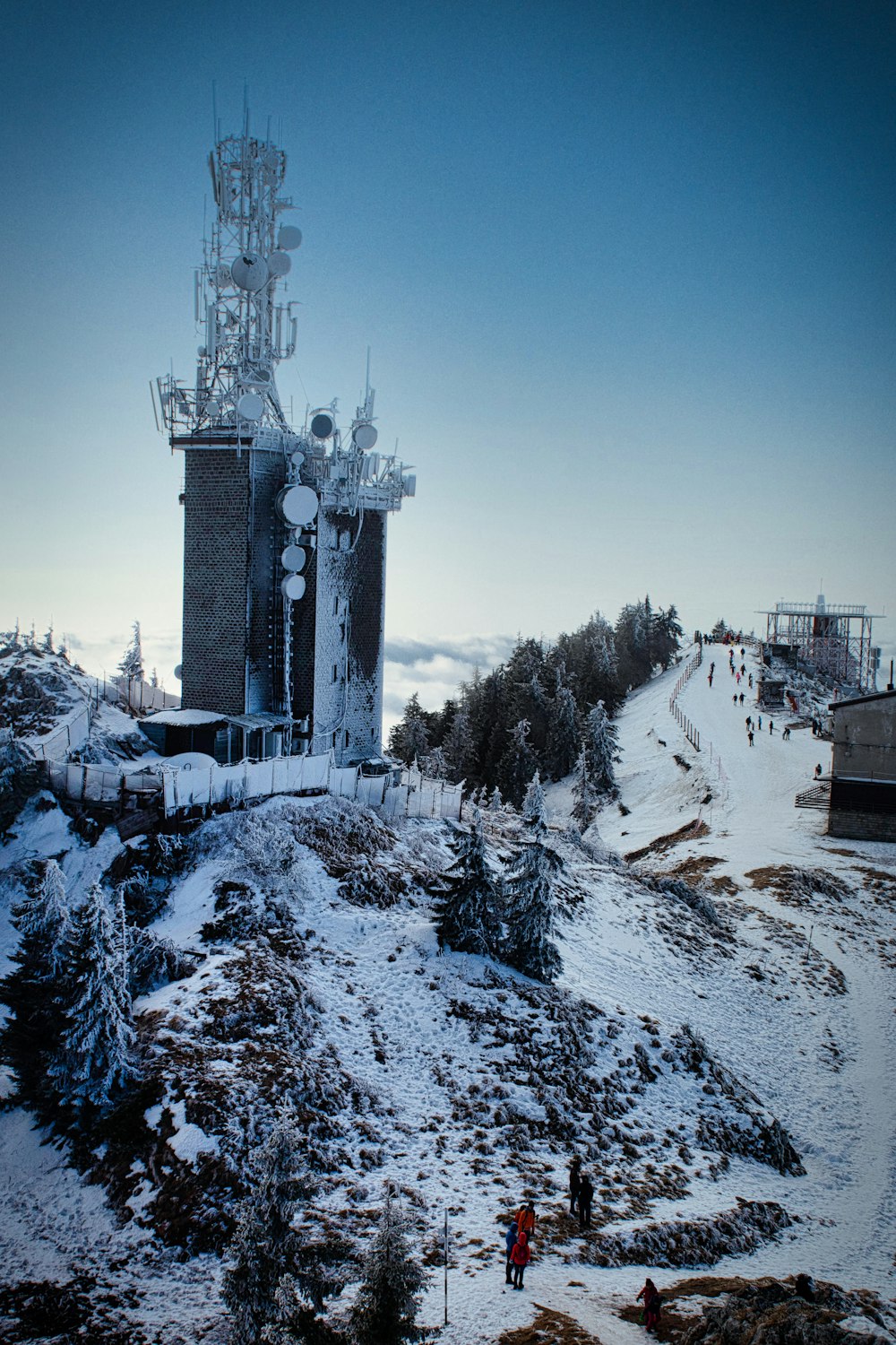 Edificio de hormigón blanco en suelo cubierto de nieve durante el día