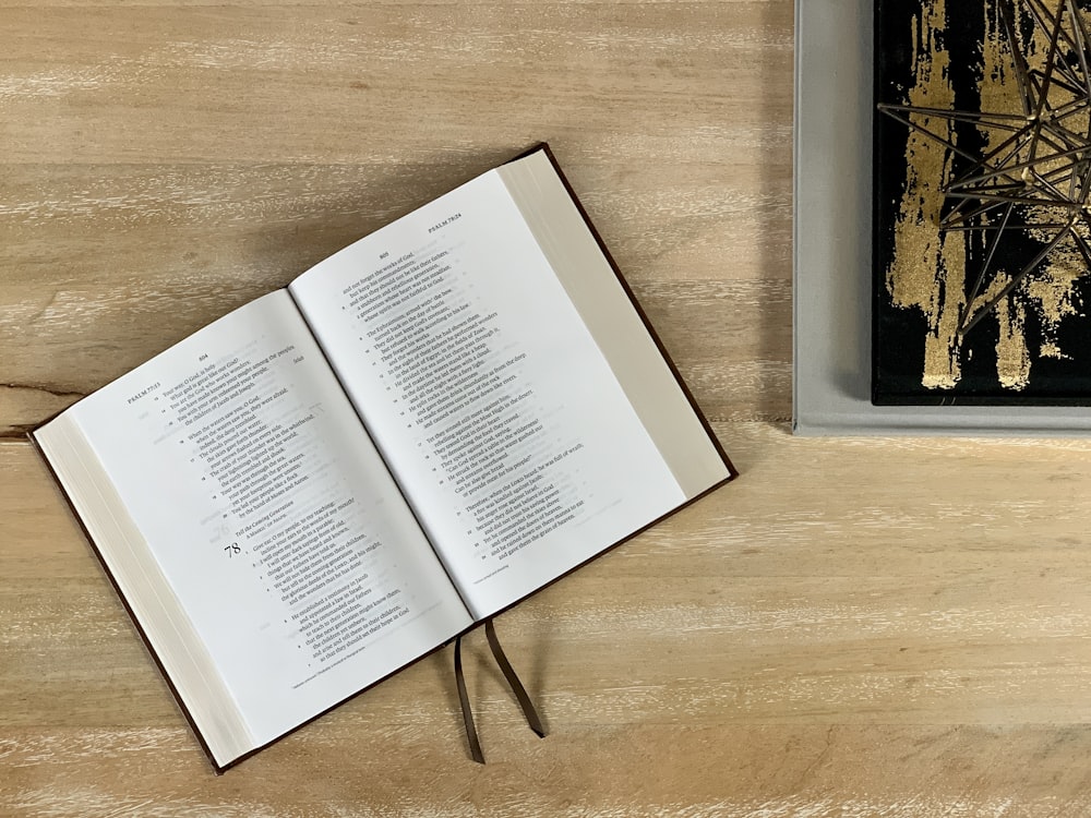 Página de libro blanco sobre mesa de madera marrón