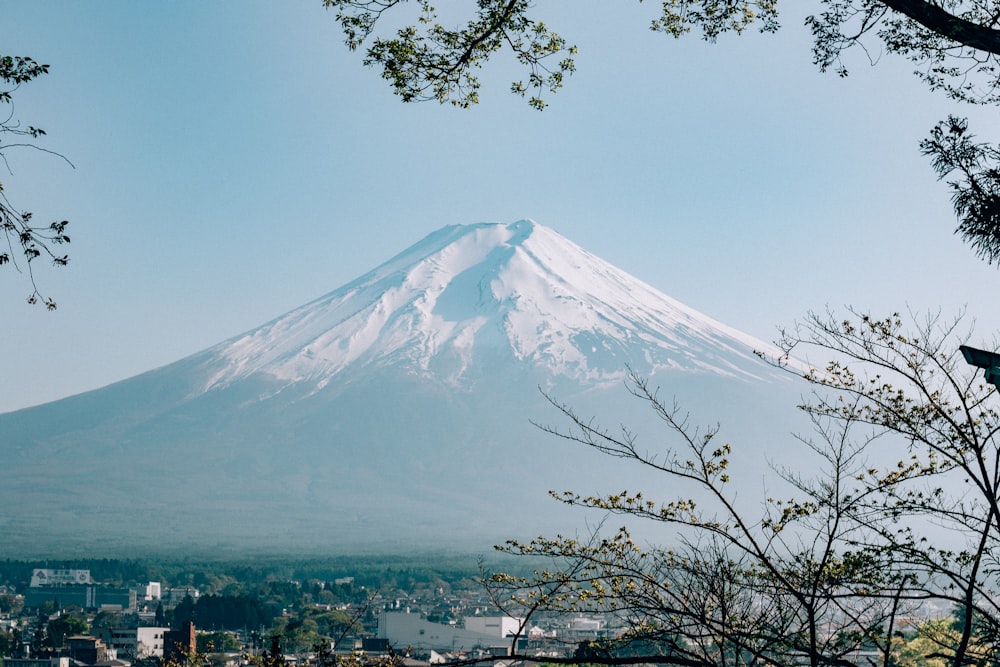 昼間の青空に白と黒の山