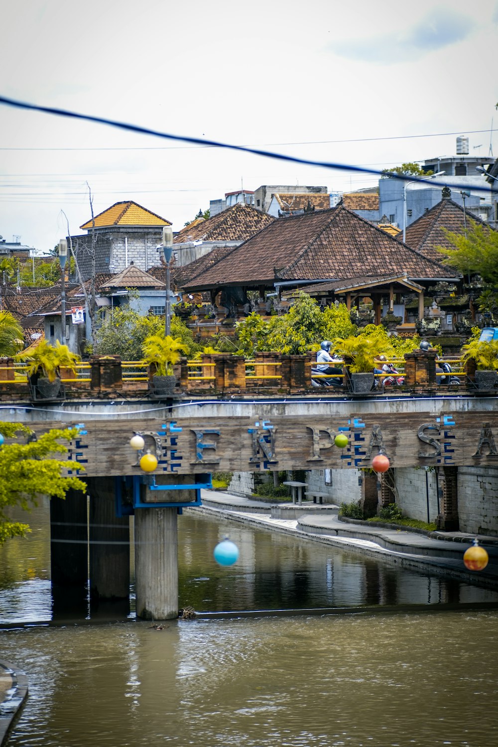 日中の水域の近くの茶色と白の家