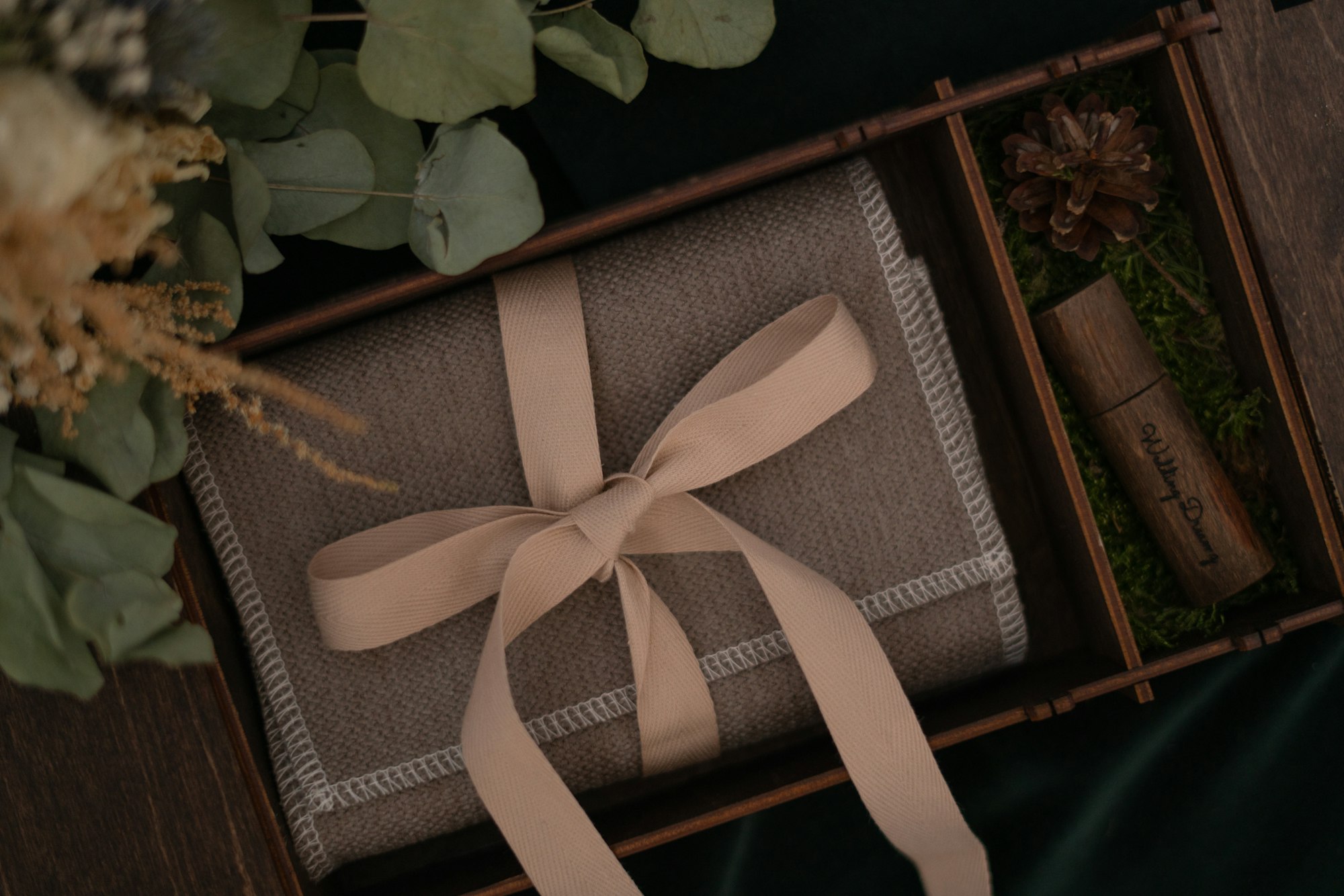 Pacchetto regalo color marrone con fiocco tinta carne che simboleggia una bomboniera matrimonio particolare