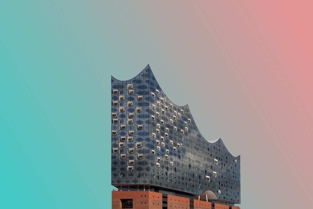 Bâtiment en béton gris sous le ciel bleu pendant la journée