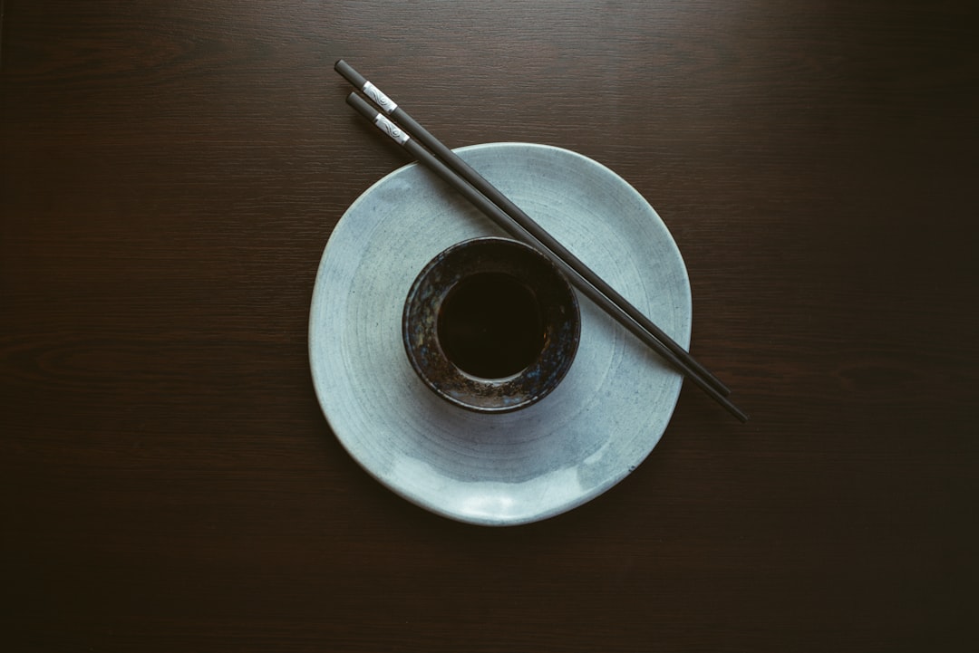 silver round plate with silver knife