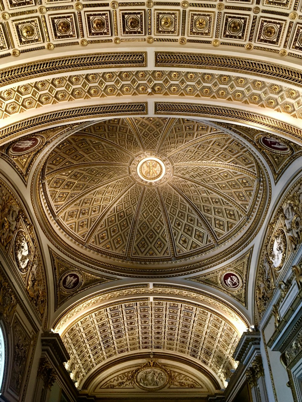Plafond en forme de dôme blanc et brun