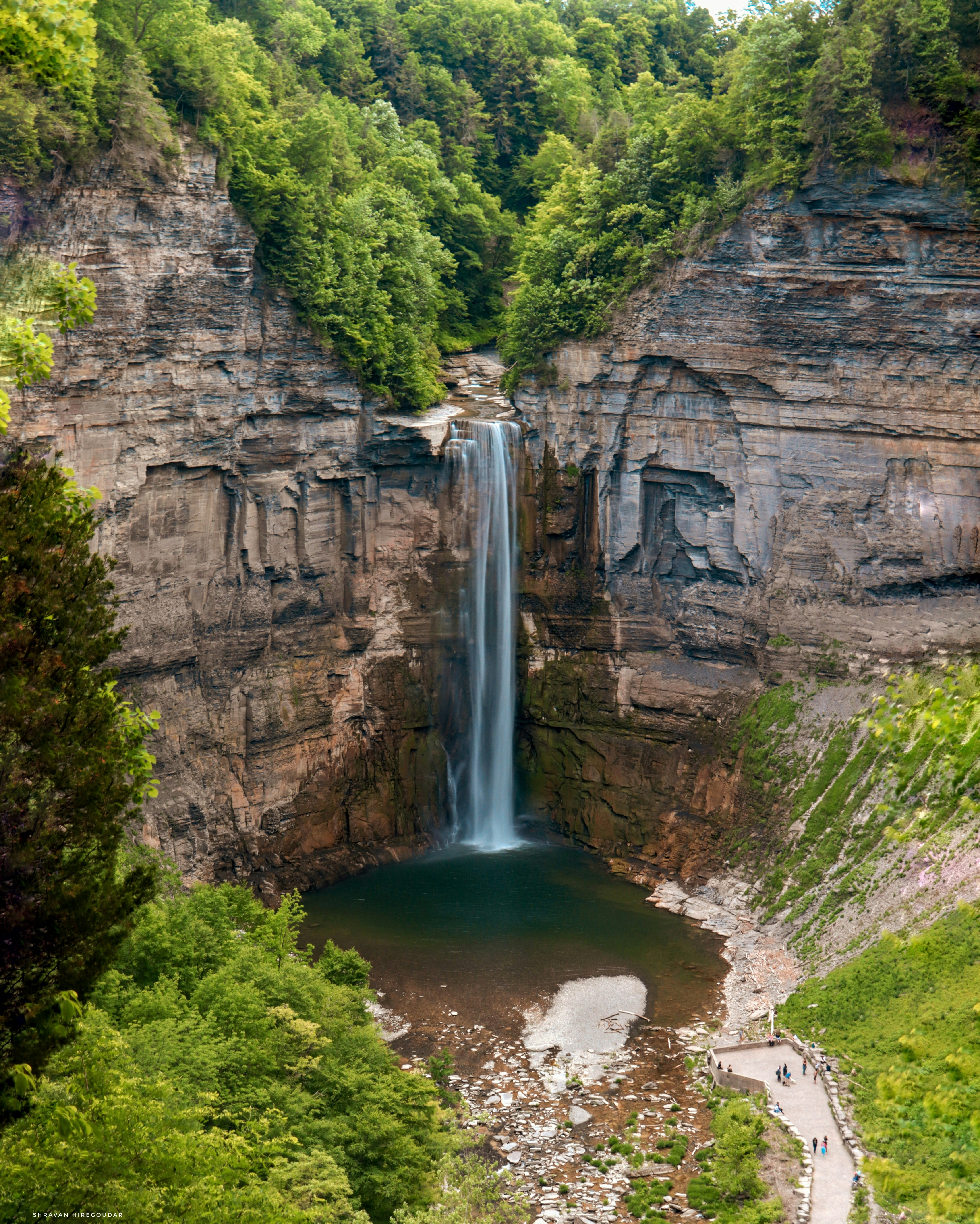 昼間は岩山の間に水が落ちるの写真 Unsplashで見つけるグレーの無料写真