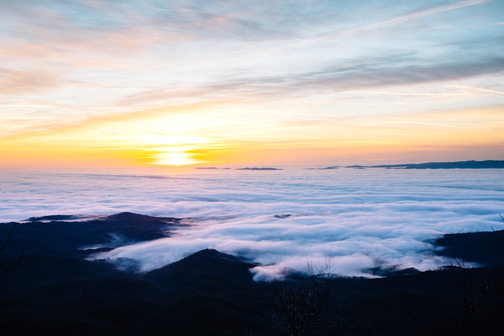 Meereswellen, die bei Sonnenuntergang an Land stürzen