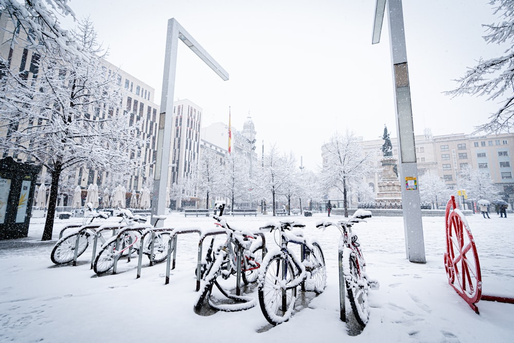 雪に覆われた地面に駐輪する自転車