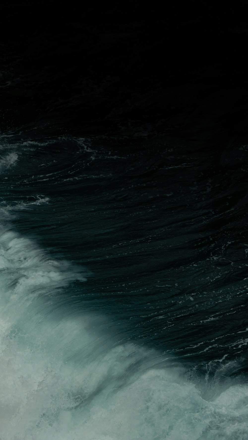 ocean waves crashing on shore during daytime