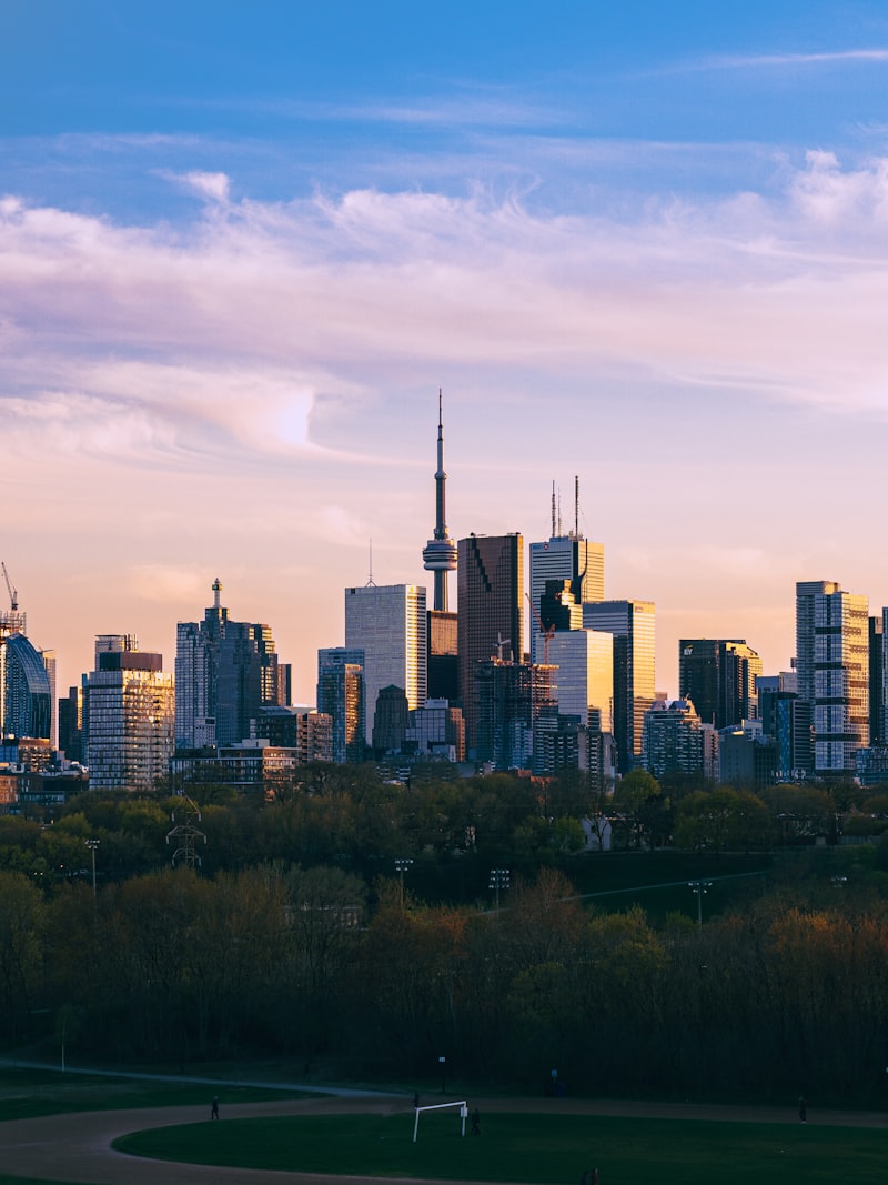 Vue panoramique du centre-ville de Toronto avec la CN Tower et les gratte-ciels sous un ciel dégagé