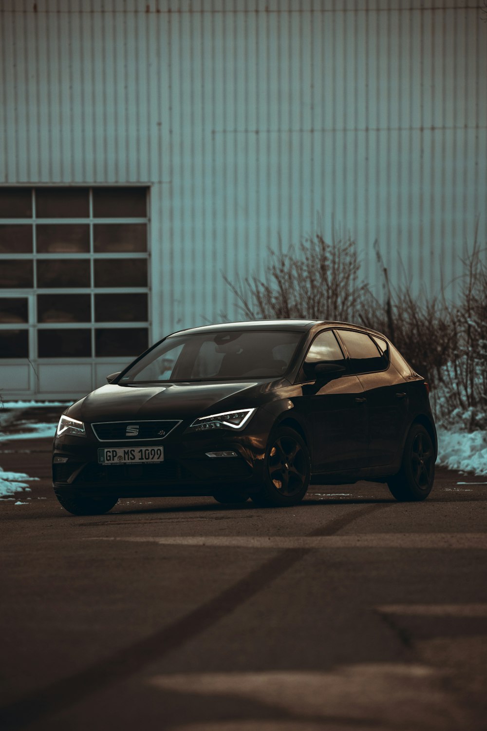 Audi A 4 noire sur route