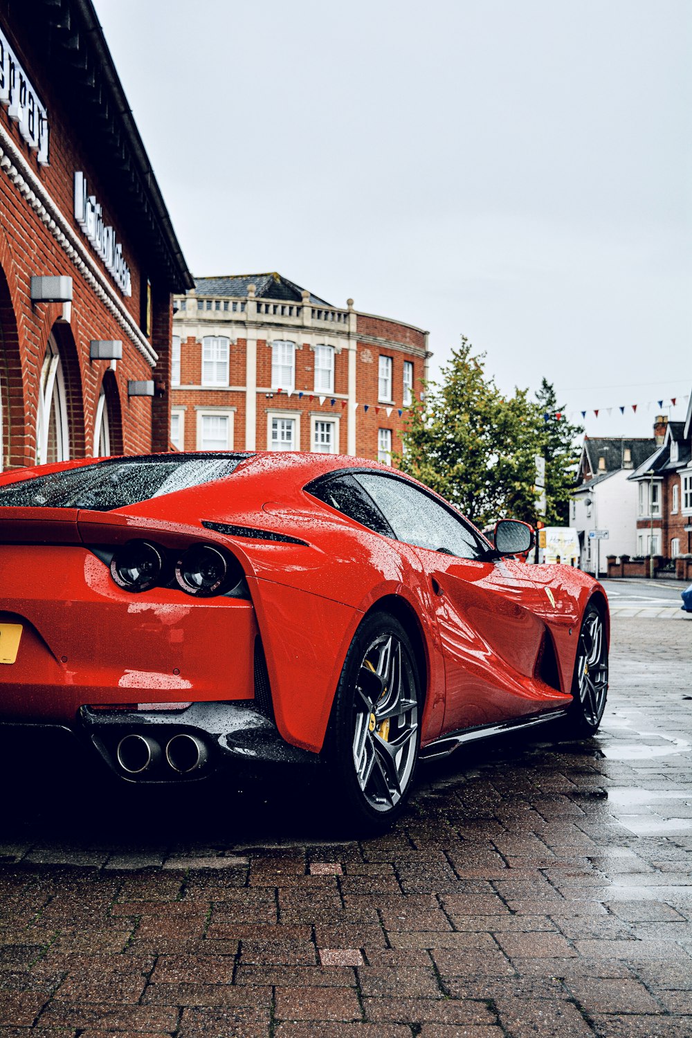 Roter Ferrari 458 Italia tagsüber auf der Straße geparkt