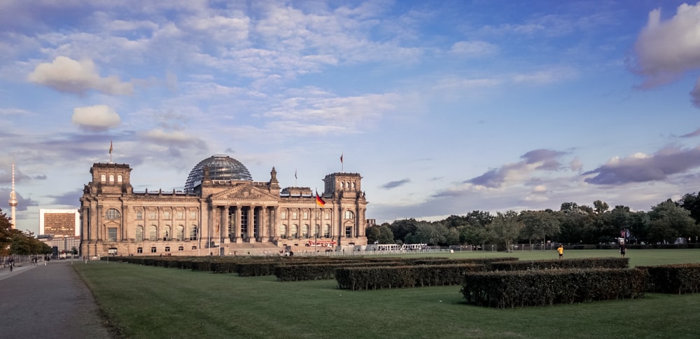 Braunes Betongebäude unter blauem Himmel tagsüber