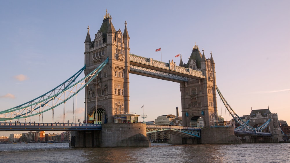 Puente de hormigón marrón bajo el cielo azul durante el día