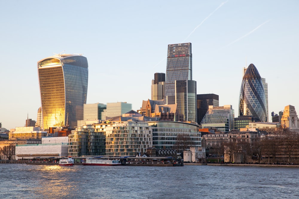 Skyline der Stadt tagsüber über das Gewässer