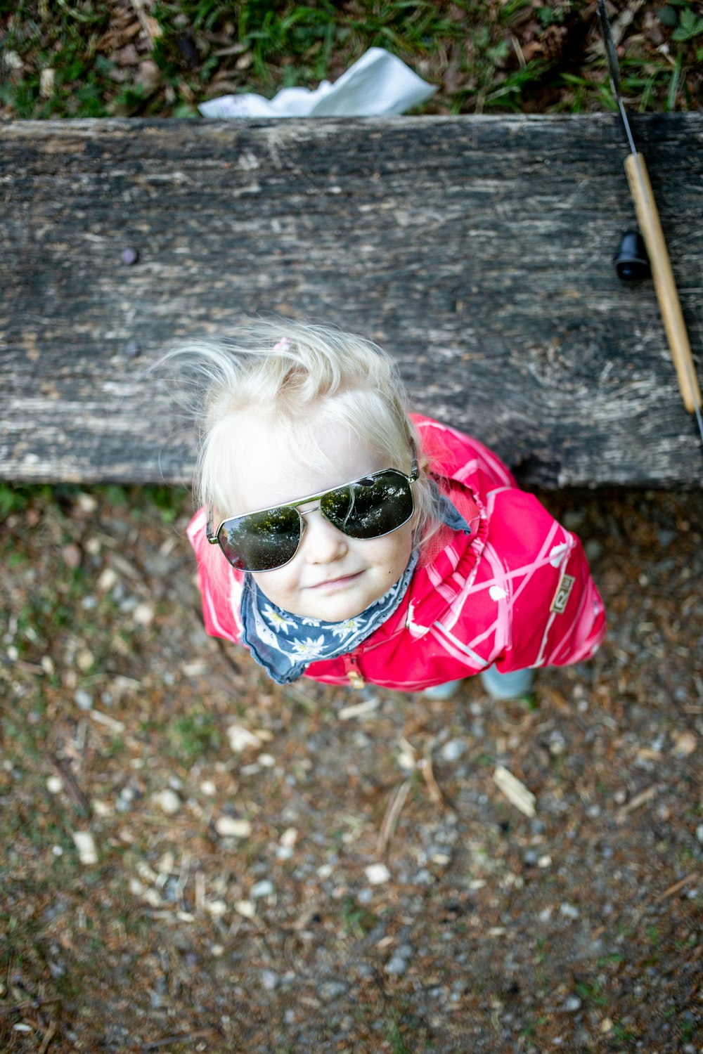 Mädchen im rot-weiß karierten Hemd mit schwarzer Sonnenbrille