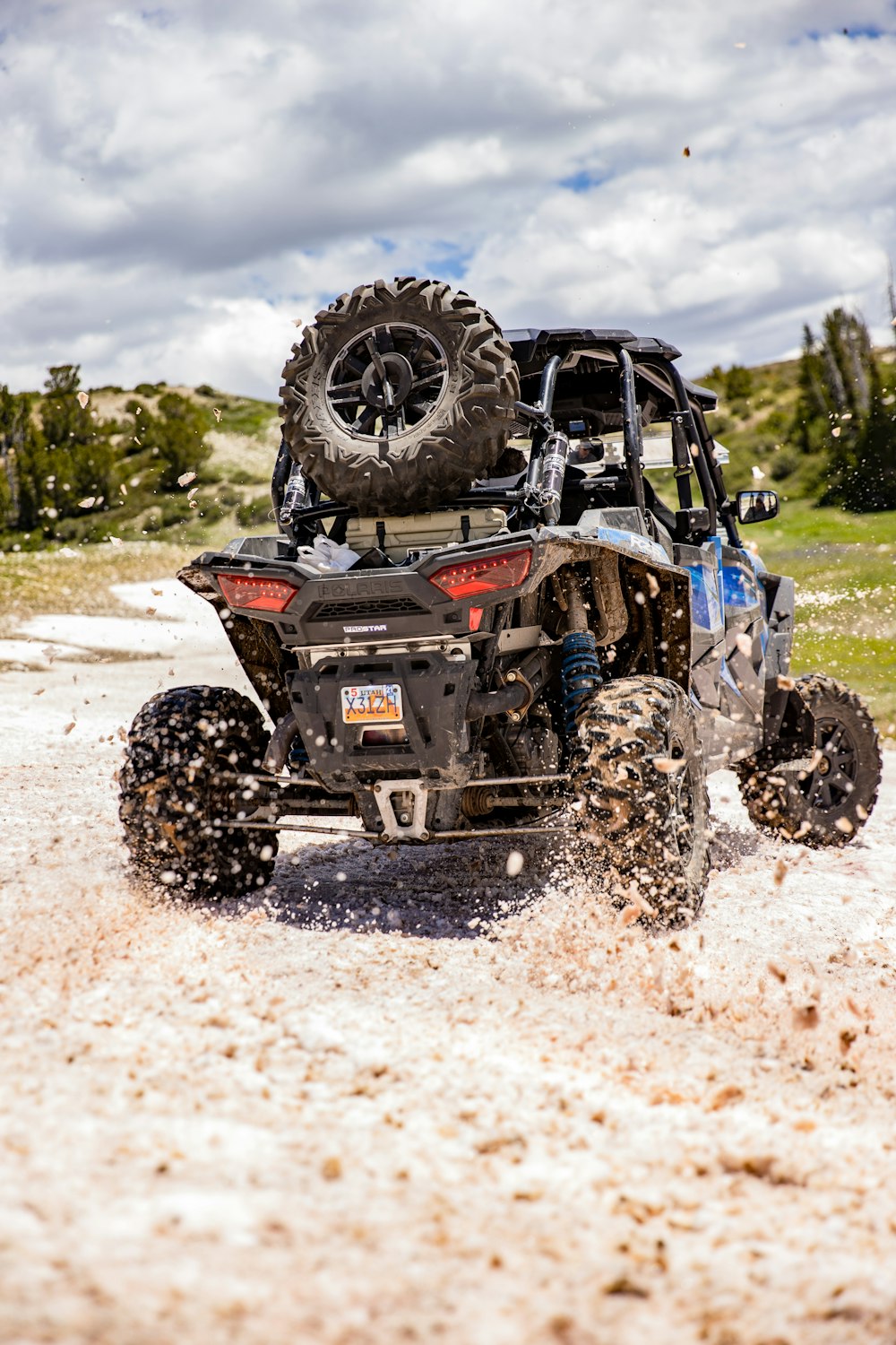 atv azul e preto na areia branca durante o dia