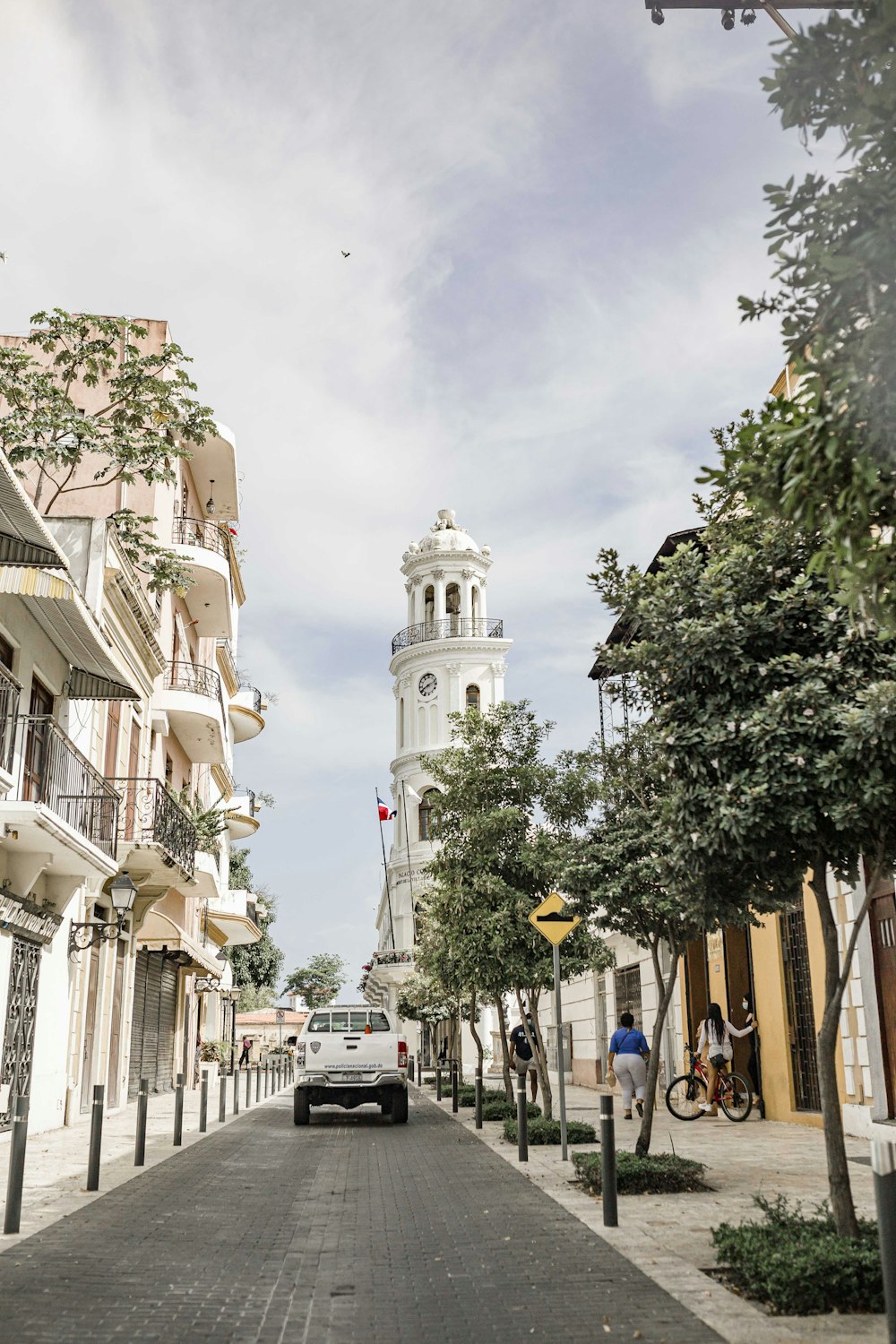 edifício de concreto branco perto de árvores verdes durante o dia