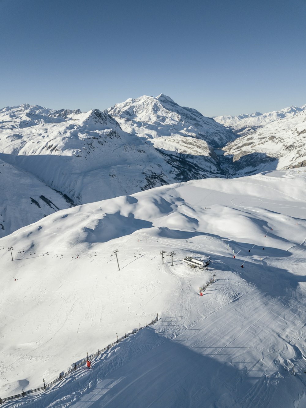 Schneebedeckter Berg tagsüber