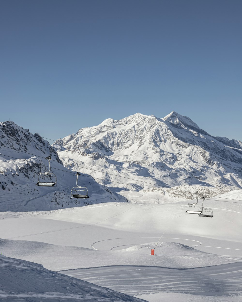 Montagnes blanches et noires sous le ciel bleu pendant la journée