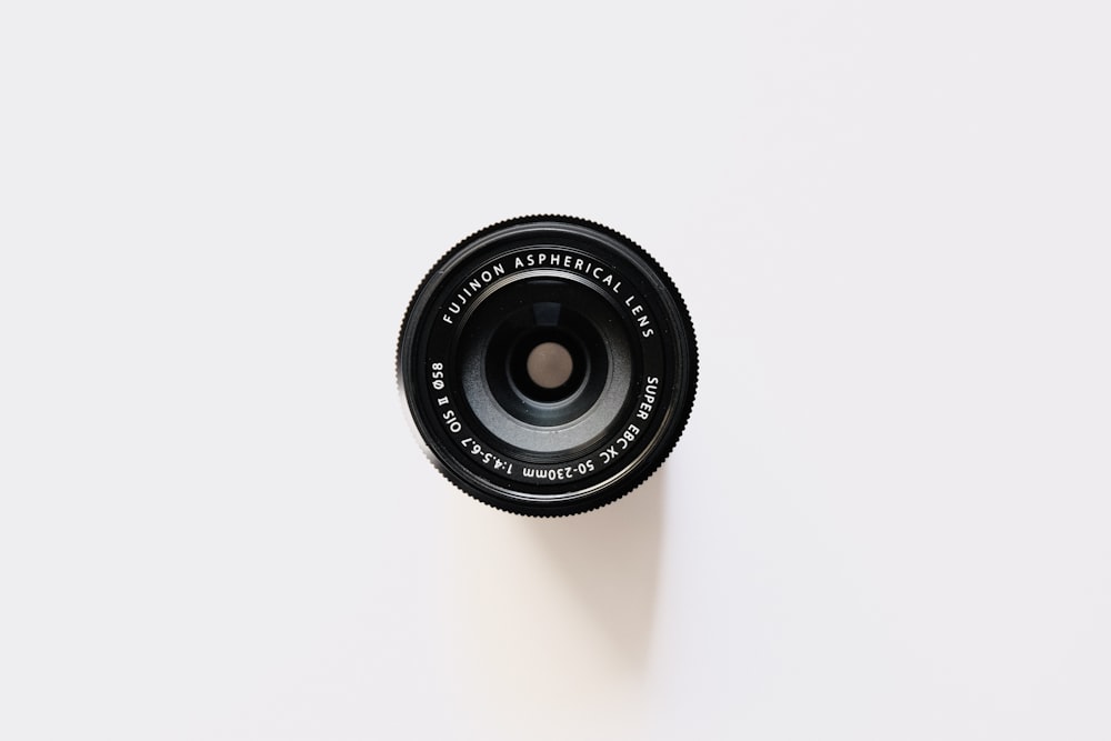 Objectif noir de la caméra sur surface blanche