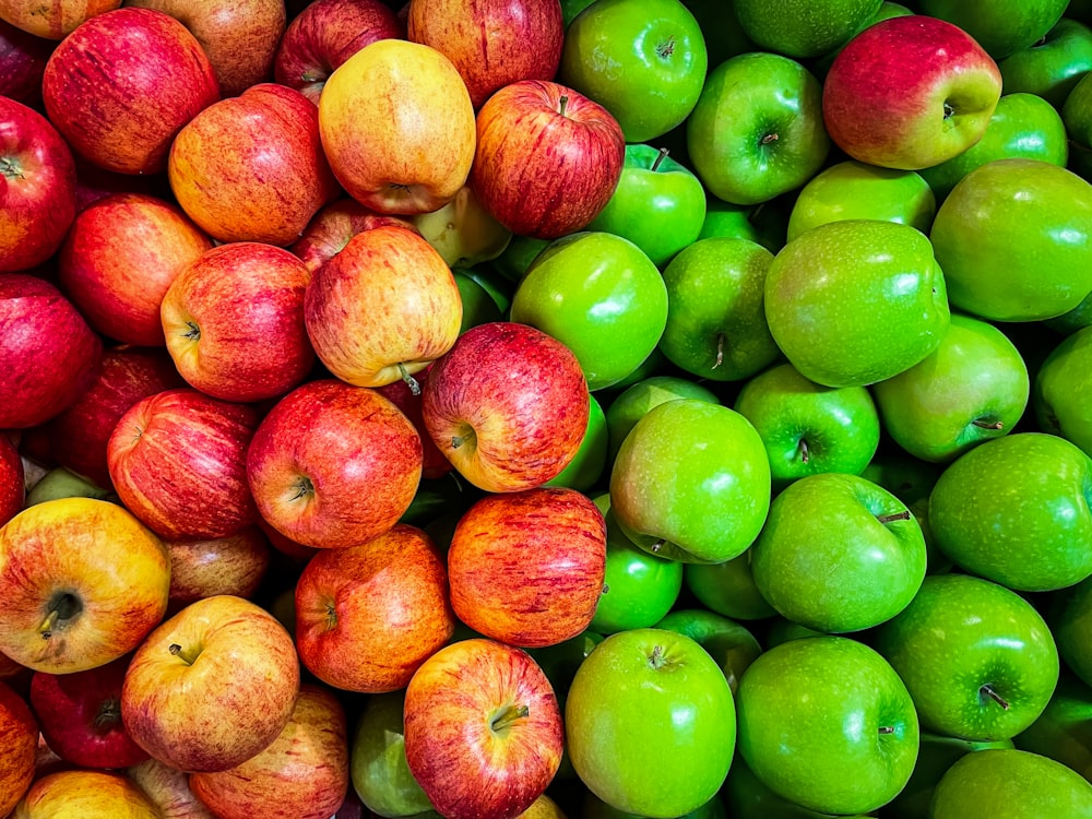 mele verdi e rosse su contenitore di plastica bianco