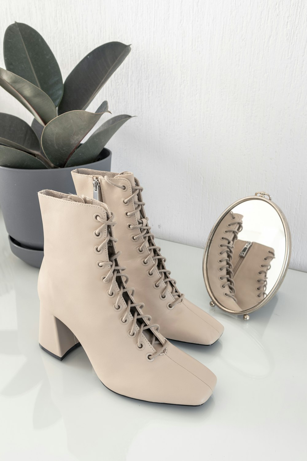 bottes en cuir marron sur table blanche