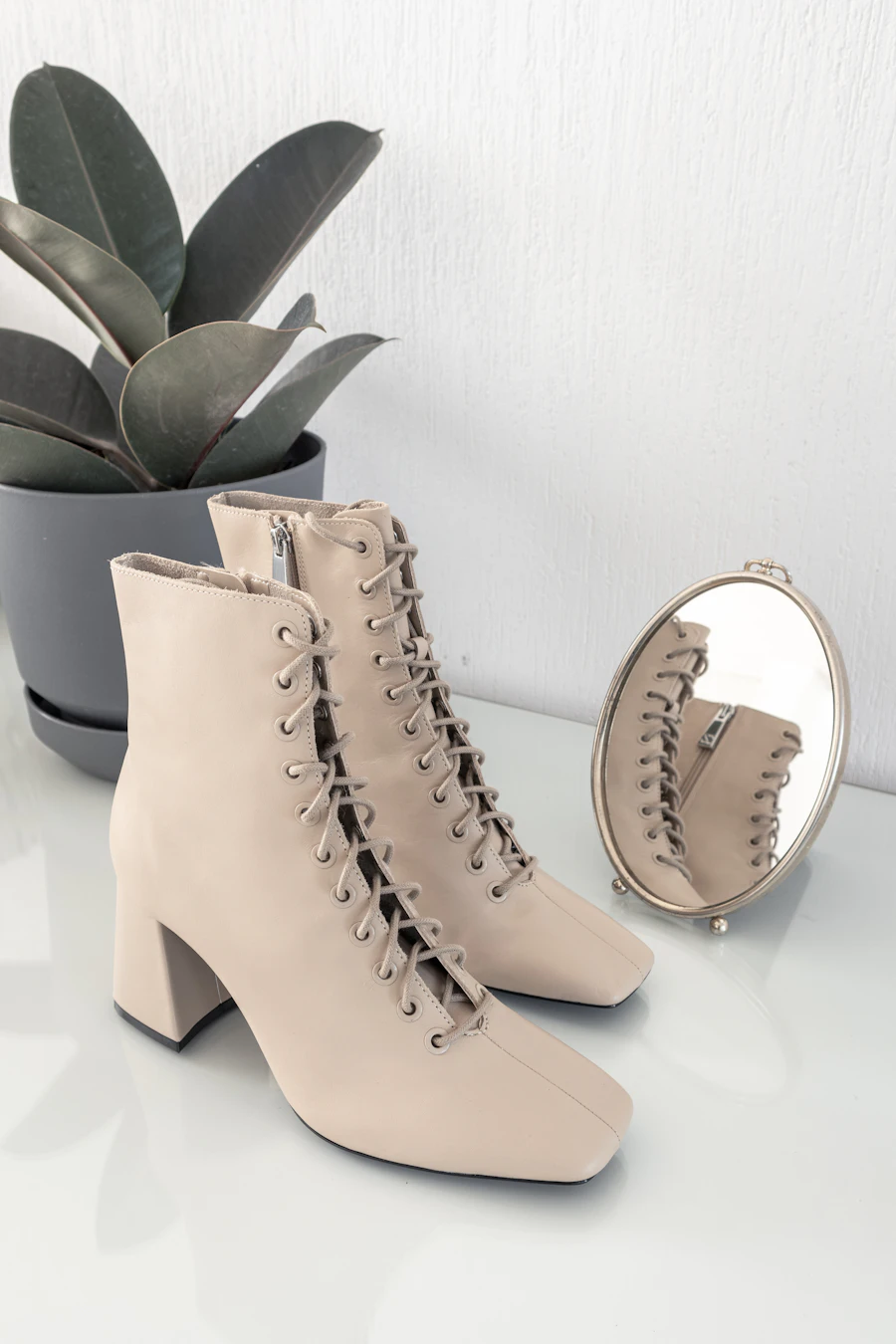 Botines beige con cordones