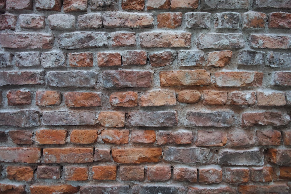 Pared de ladrillo marrón y gris