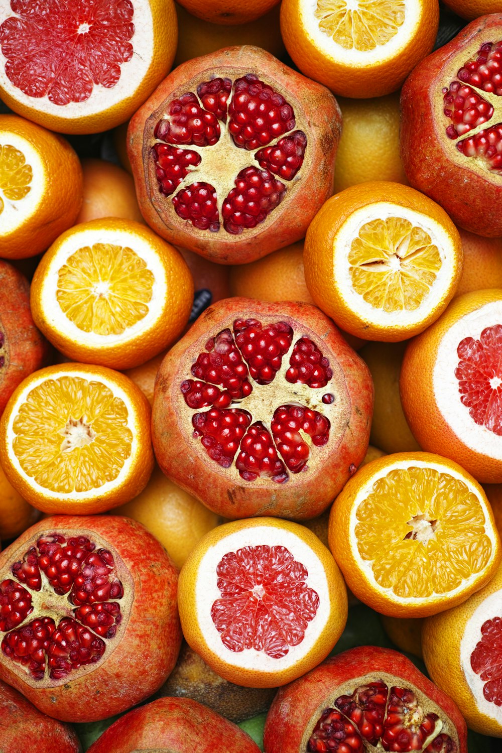 Fruits orange tranchés sur assiette en céramique blanche
