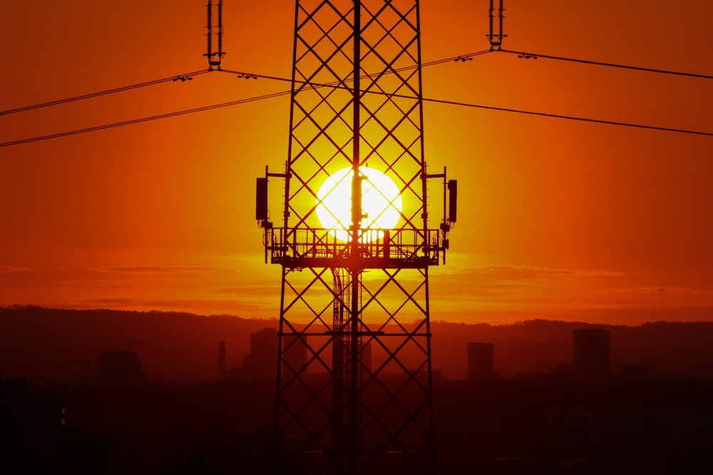 Schwarz-Weiß-Straßenlaterne bei Sonnenuntergang