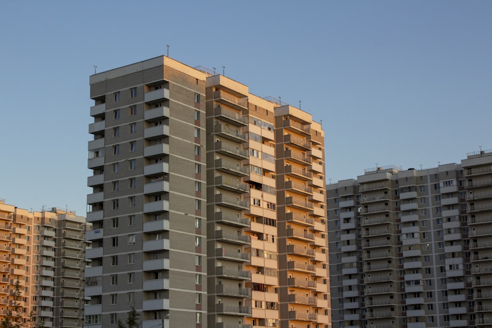 edificio in cemento marrone sotto il cielo blu durante il giorno