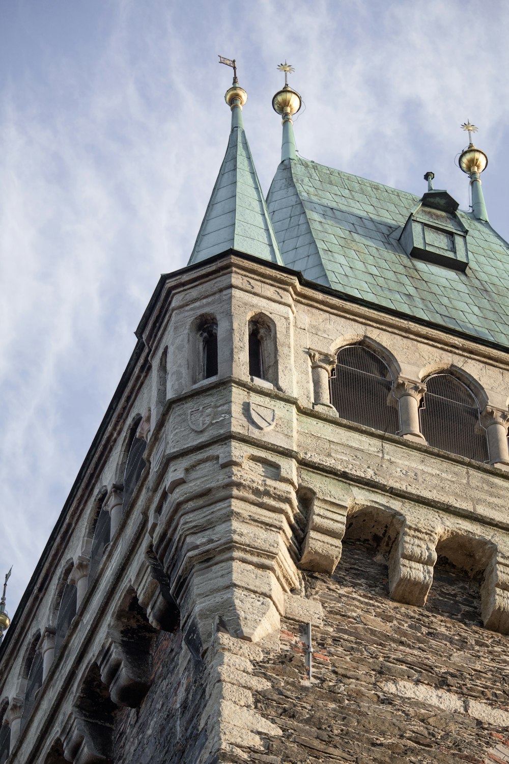 Braunes Betongebäude unter weißen Wolken tagsüber