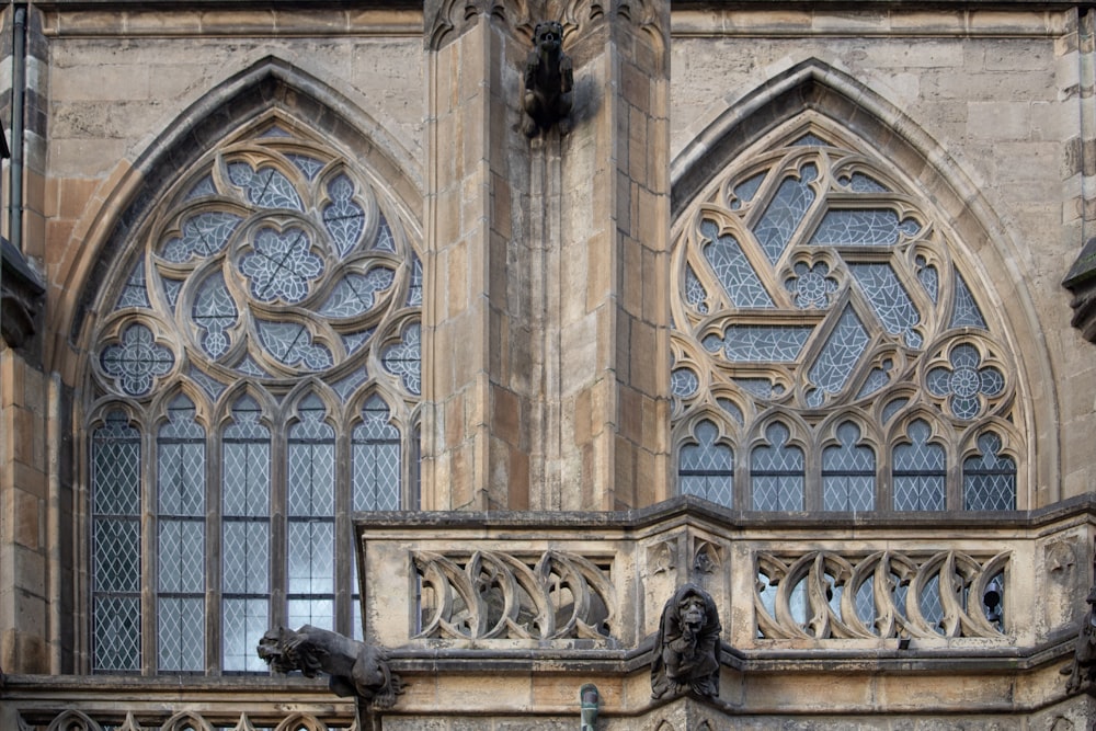 Edificio de hormigón marrón con rejilla de ventana de metal negro