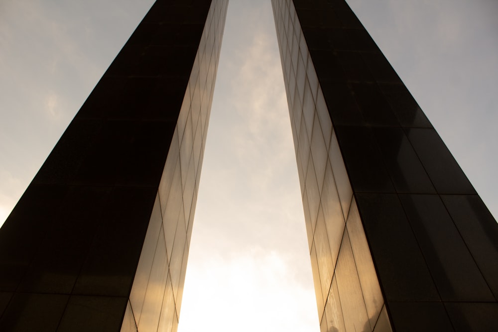 edifício de concreto cinza durante o dia