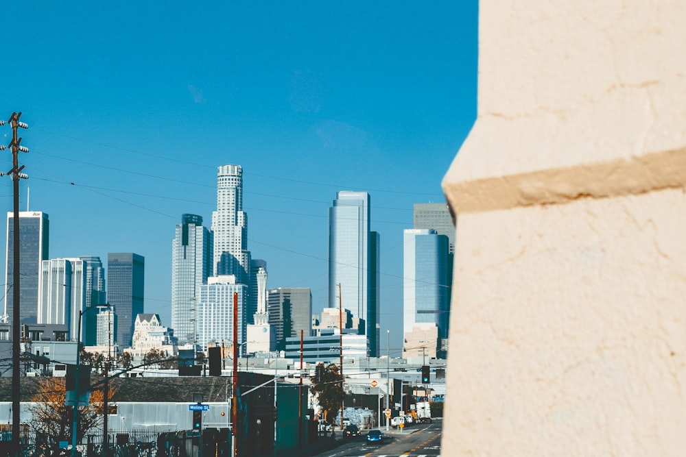 Skyline der Stadt tagsüber unter blauem Himmel