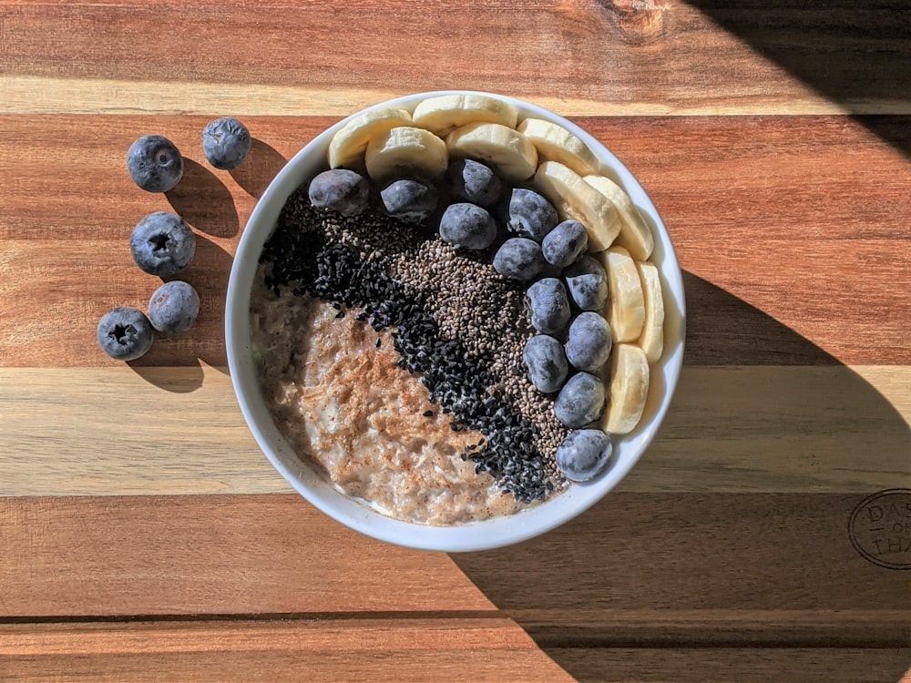 白い陶器のボウルに茶色と黒の豆