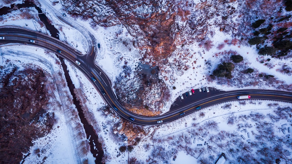 Vista aérea de la carretera en medio del suelo cubierto de nieve